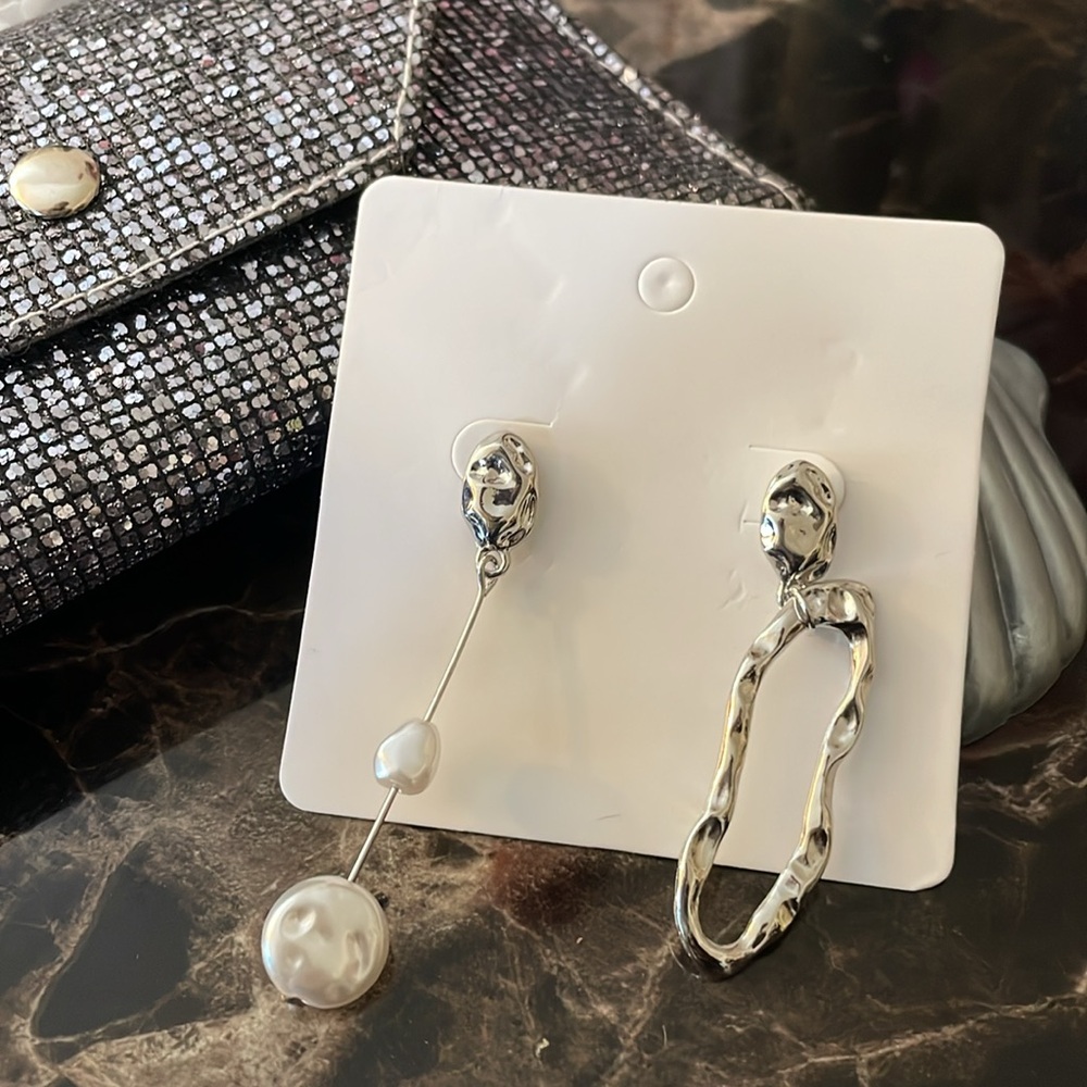 Elegant Asymmetrical Gold and Pearl Drop Earrings - Picture 14 of 16
